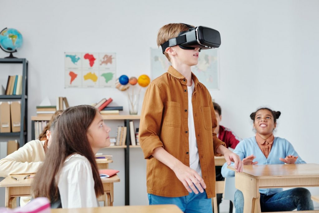 Penggunaan Teknologi VR dalam Pembelajaran di Sekolah